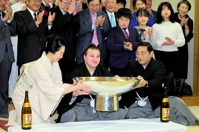 【大相撲】「おいくら万円なんだ…」安青錦のV表彰式で映った“巨大な贈り物”にネット騒然！サイズ感が異様すぎると視線集中