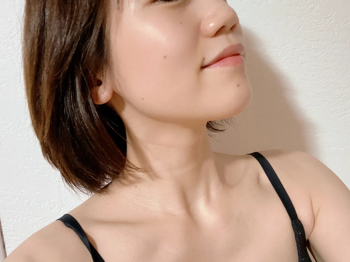 首の横シワ・口元のくすみを秒で抹殺！全方位を光で飛ばす「神パーツケア」で夏の日差しを味方にする方法