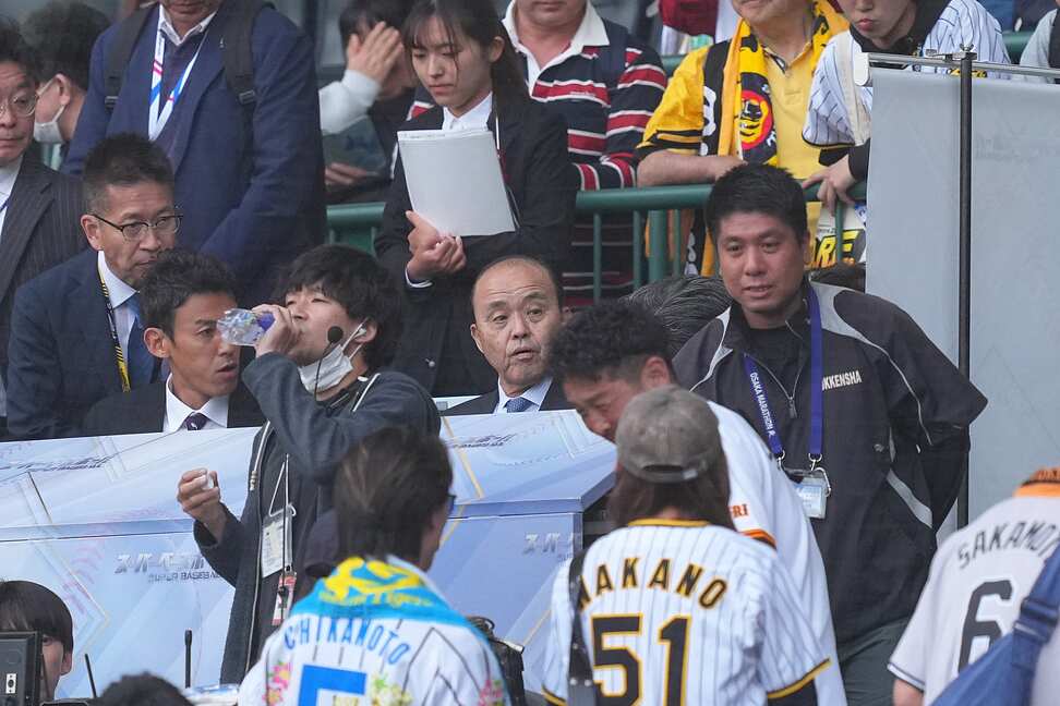 【予言的中】阪神2年ぶりVに岡田前監督が「確信」の笑み!? 防御率1位を支えた坂本の「神リード」と“外角信仰”の終焉